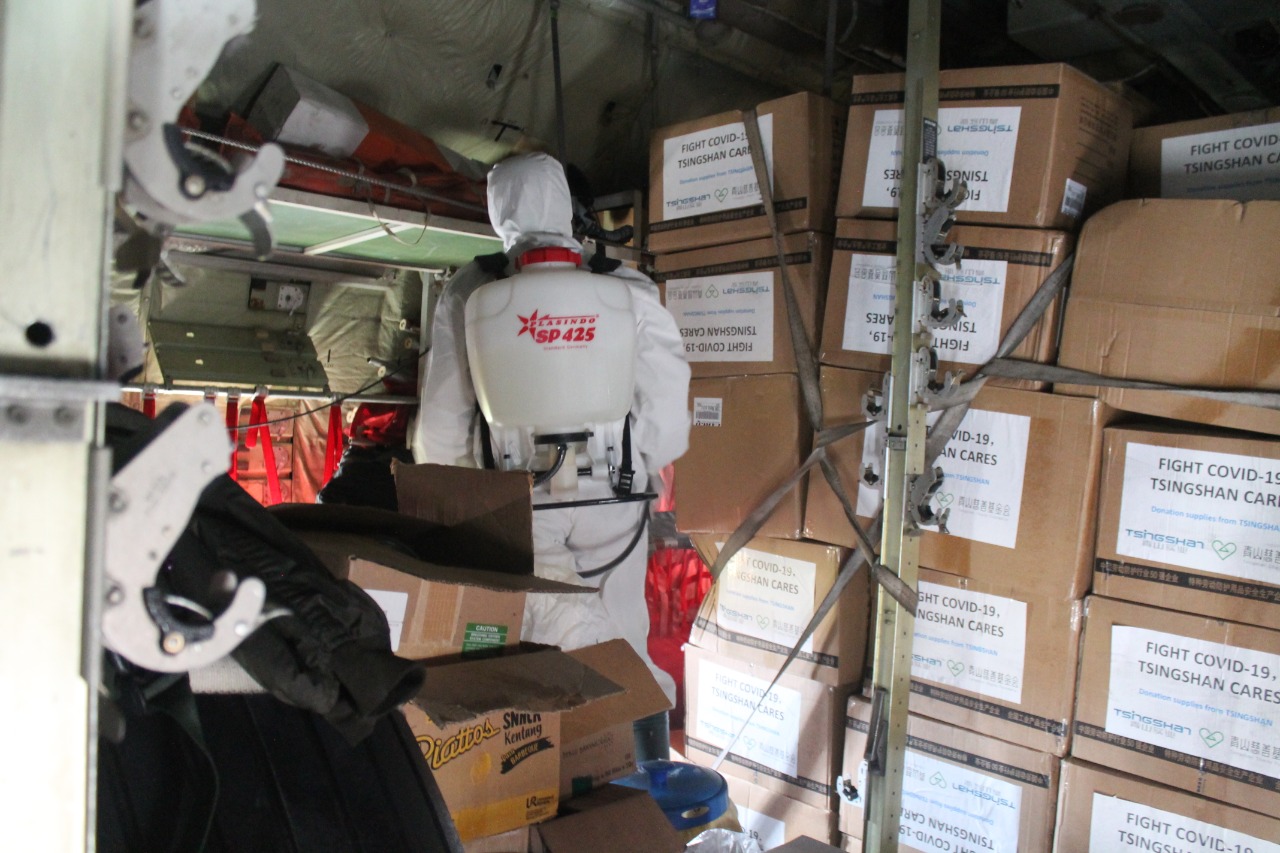 Kru sedang mengecek seluruh peralatan medis dibawa dari Tiongkok di dalam pesawat Hercules milik TNI AU