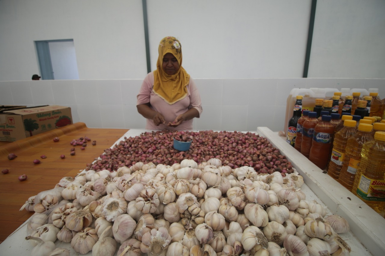 Pedagang sembako di Danga, Mbay, Nagekeo, NTT mengeluhkan tingginya harga sembako belakangan ini.