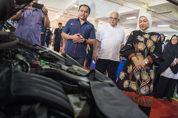 Meninjau pelatihan berbasis otomotif di Balai Latihan Kerja (BLK)