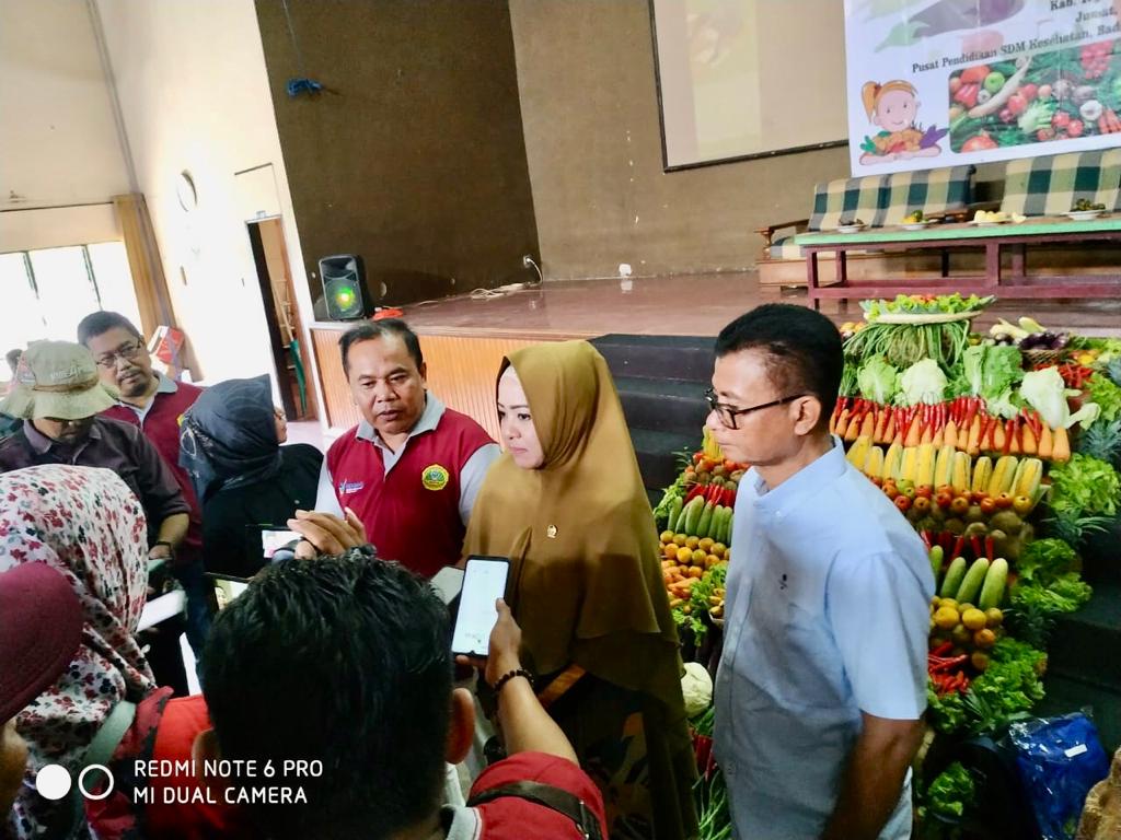 Anggota Komisi IX DPR RI, Dewi Aryani (berhijab kuning) meminta pemerintah membentuk satgas nasional kesehatan.