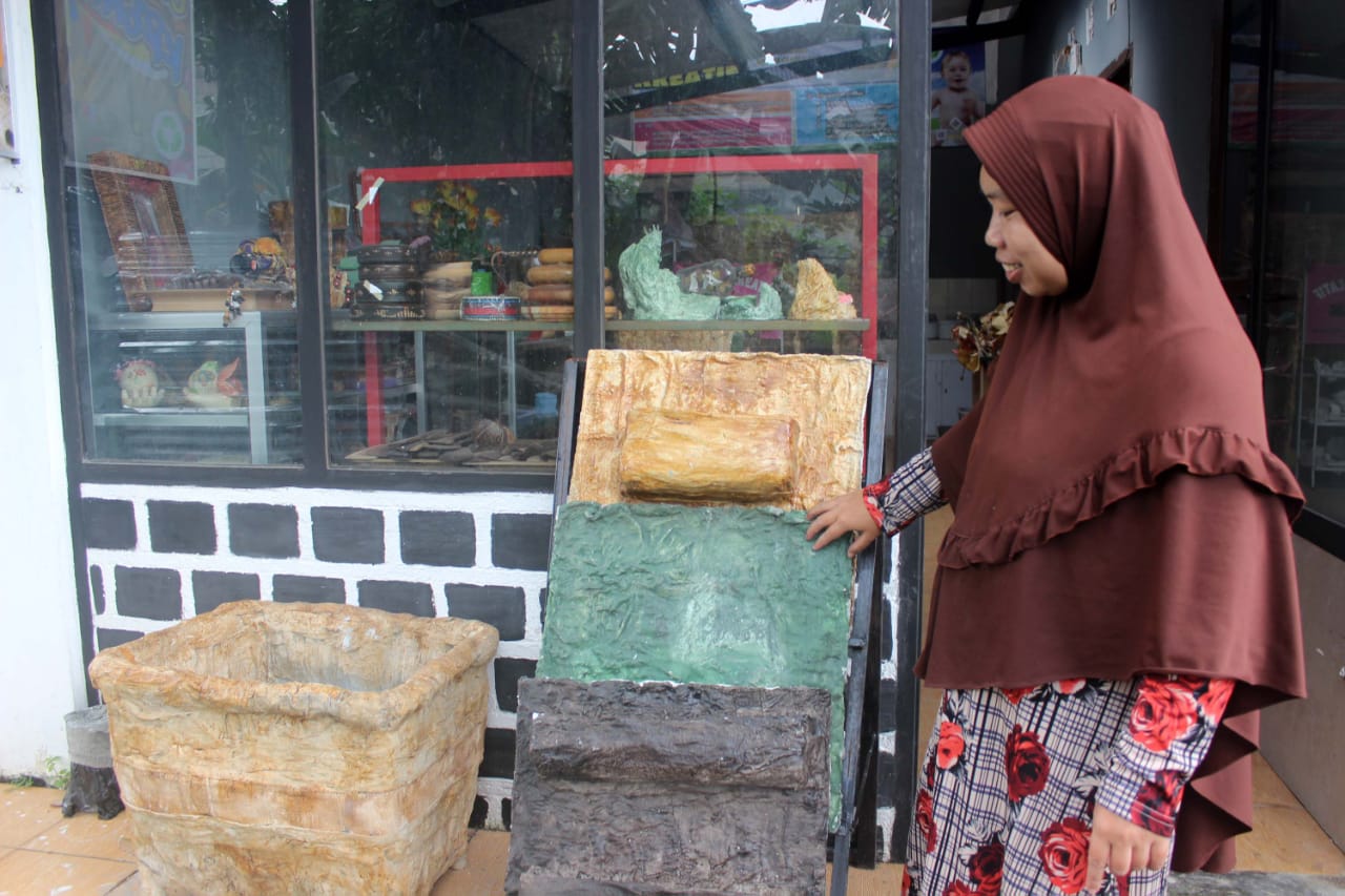 Yunita Lestari Ningsih Setia  menunjukkan popok bekas yang didaur ulang dan bernilai ekonomis