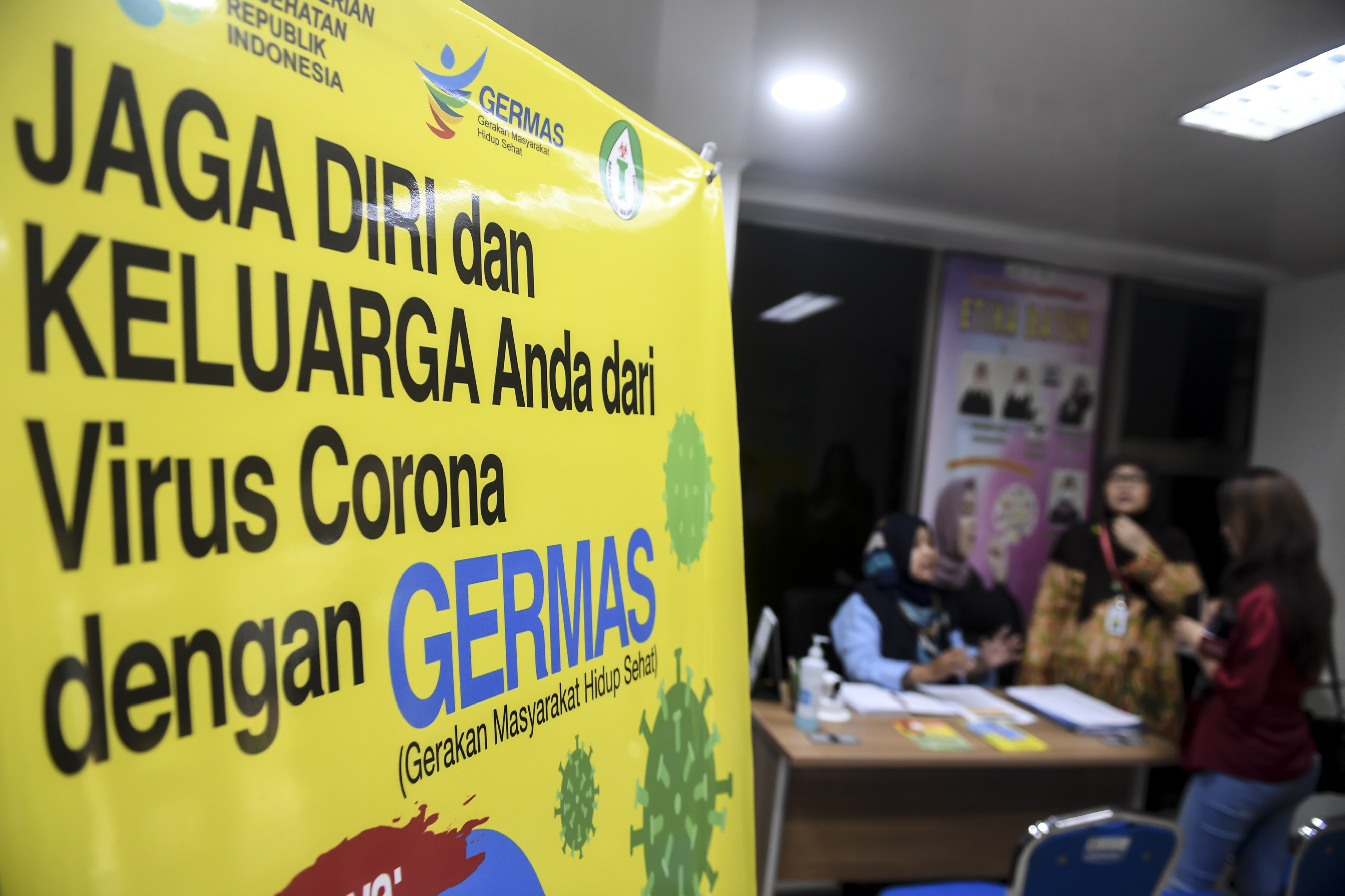Seorang jurnalis mencari informasi dari seorang petugas Pos Pemantauan virus COVID-19 di RSPI Prof. Dr. Sulianti Saroso, Sunter, Rabu (4/3).