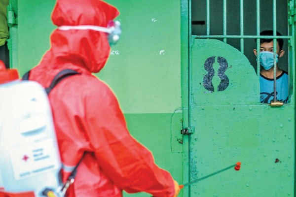 Petugas PMI menyemprotkan cairan disinfektan di Lembaga Pembinaan Khusus Anak (LPKA) Kelas I, Kota Tangerang, Banten, kemarin.