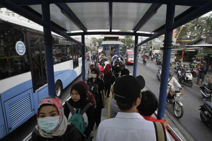 Antrean warga memasuki Transjakarta