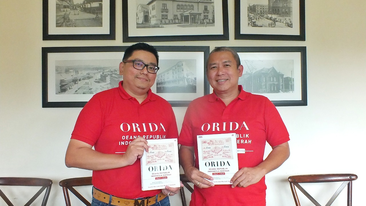 Dua penulis Buku ORIDA: Oeang Republik Indonesia Daerah 1947-1949.
