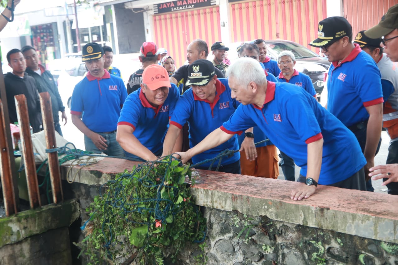 Pemkot Malang akan membentuk polisi lingkungan dan memasang ribuan CCTV guna memantau warga pembuang sampah.