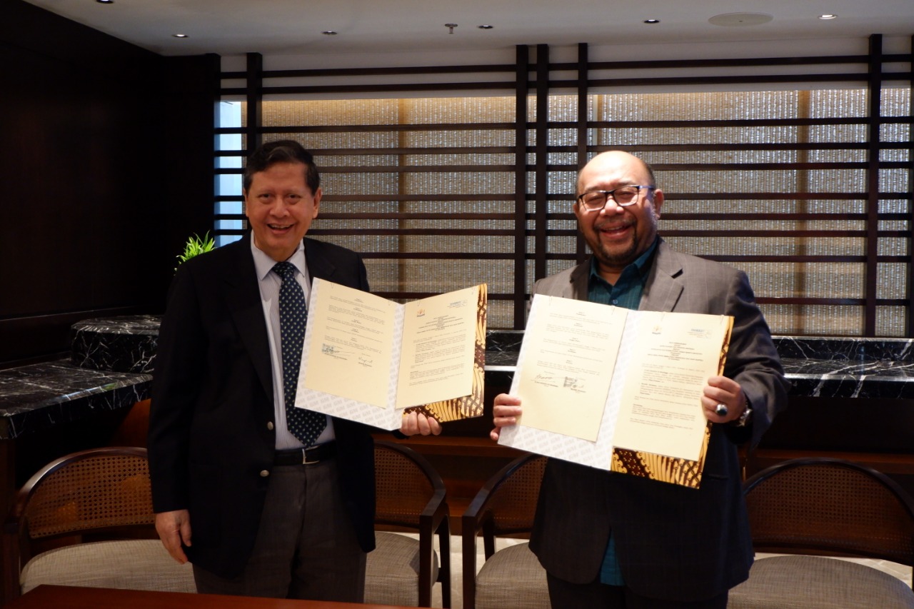 Marzuki Darusman Ketua FIHRRST (kiri) dan Adri Istambul LG Sinulingga, Ketua KUPAS-Kadin Indonesia.