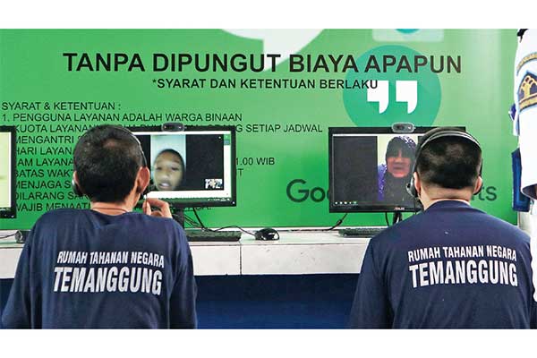Warga binaan melakukan video call dengan keluarga tanpa dipungut biaya di Rumah Tahanan Negara Kelas IIB Temanggung, Jawa Tengah, kemarin.