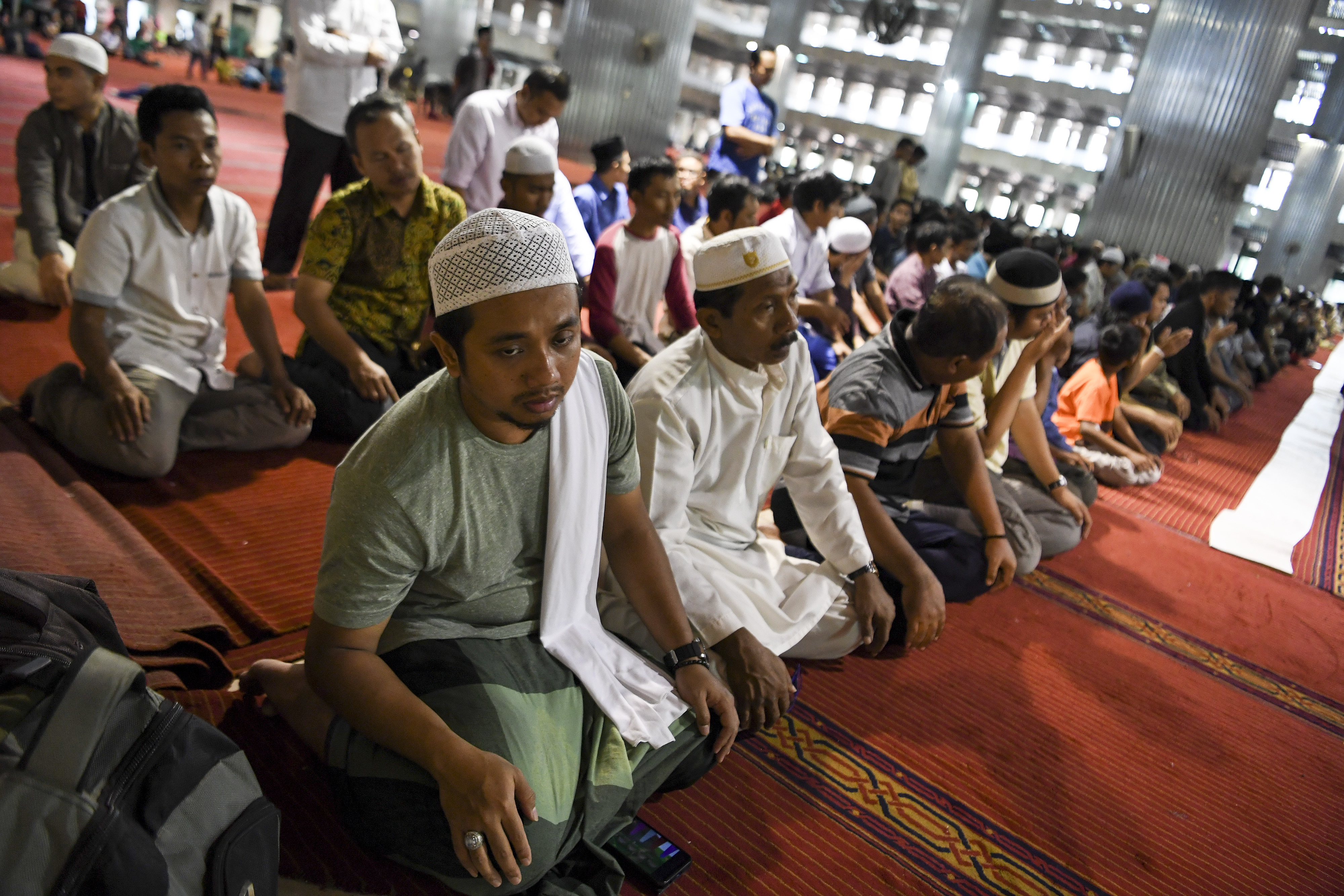Umat Islam melaksanakan ibadah salat di Masjid Istiqlal, Jakarta.