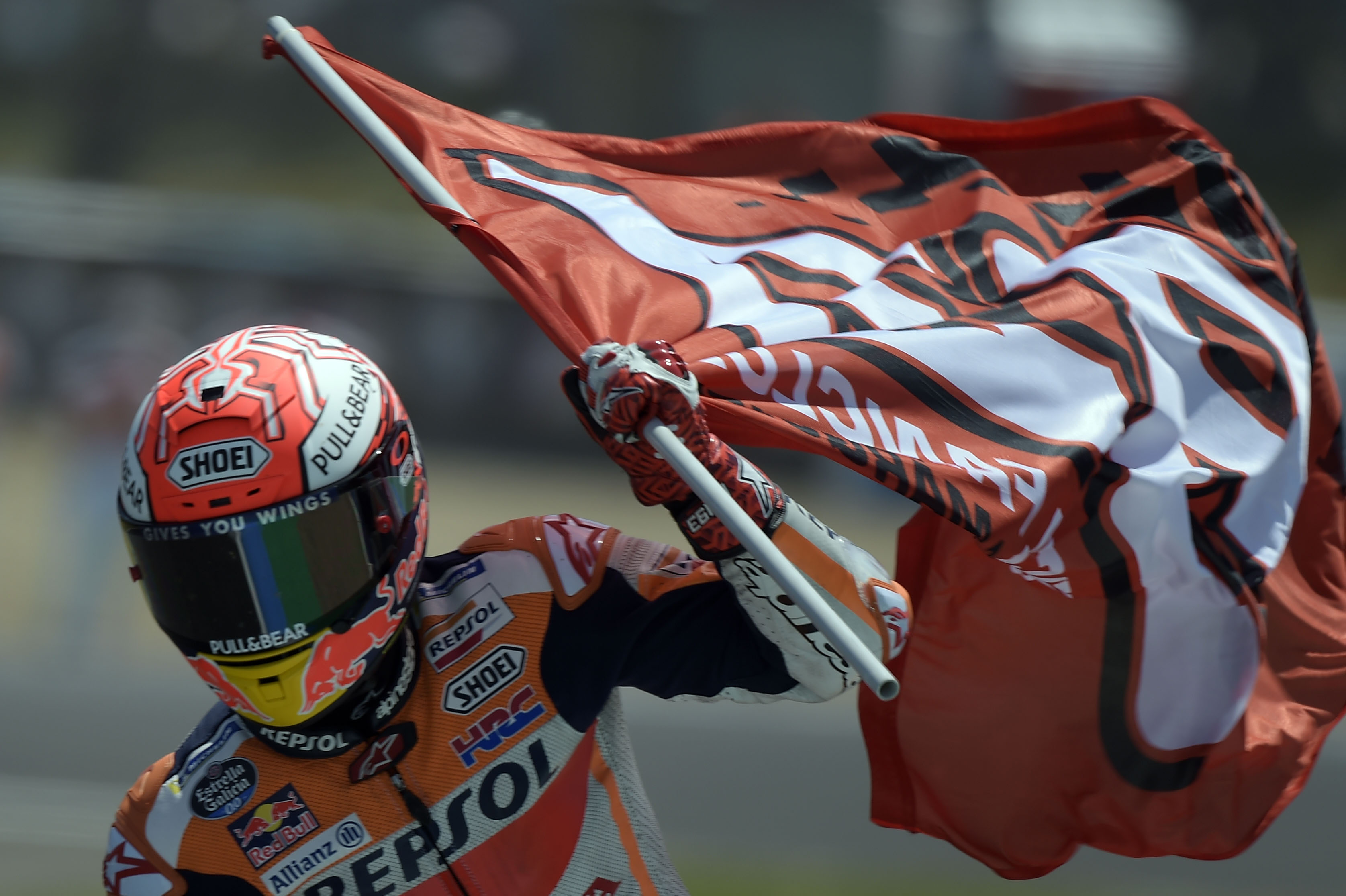 Pembalap Repsol Honda Marc Marquez usai memenangi balapan di sirkuit jerez Spanyol, tahun lalu.
