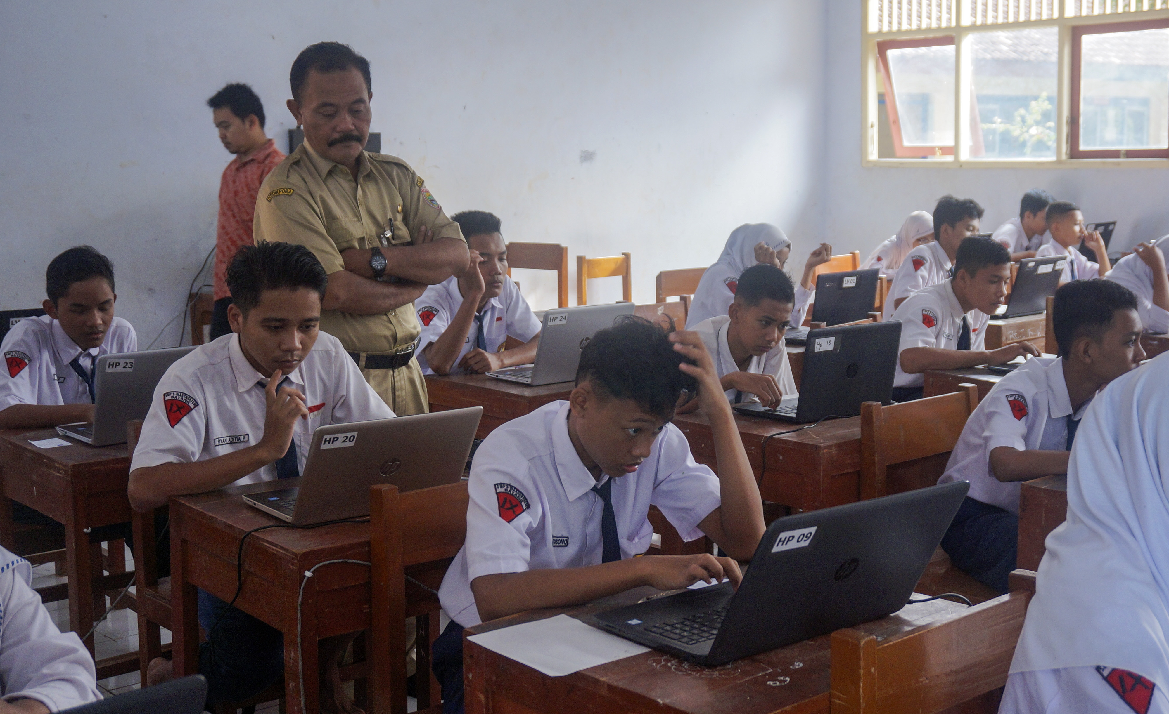 Pelajar SMP N 3 Warungasem mengikuti serangkaian simulasi Ujian Nasional Berbasis Komputer (UNBK) di SMK N 1 Warungasem, Batang, Jateng.
