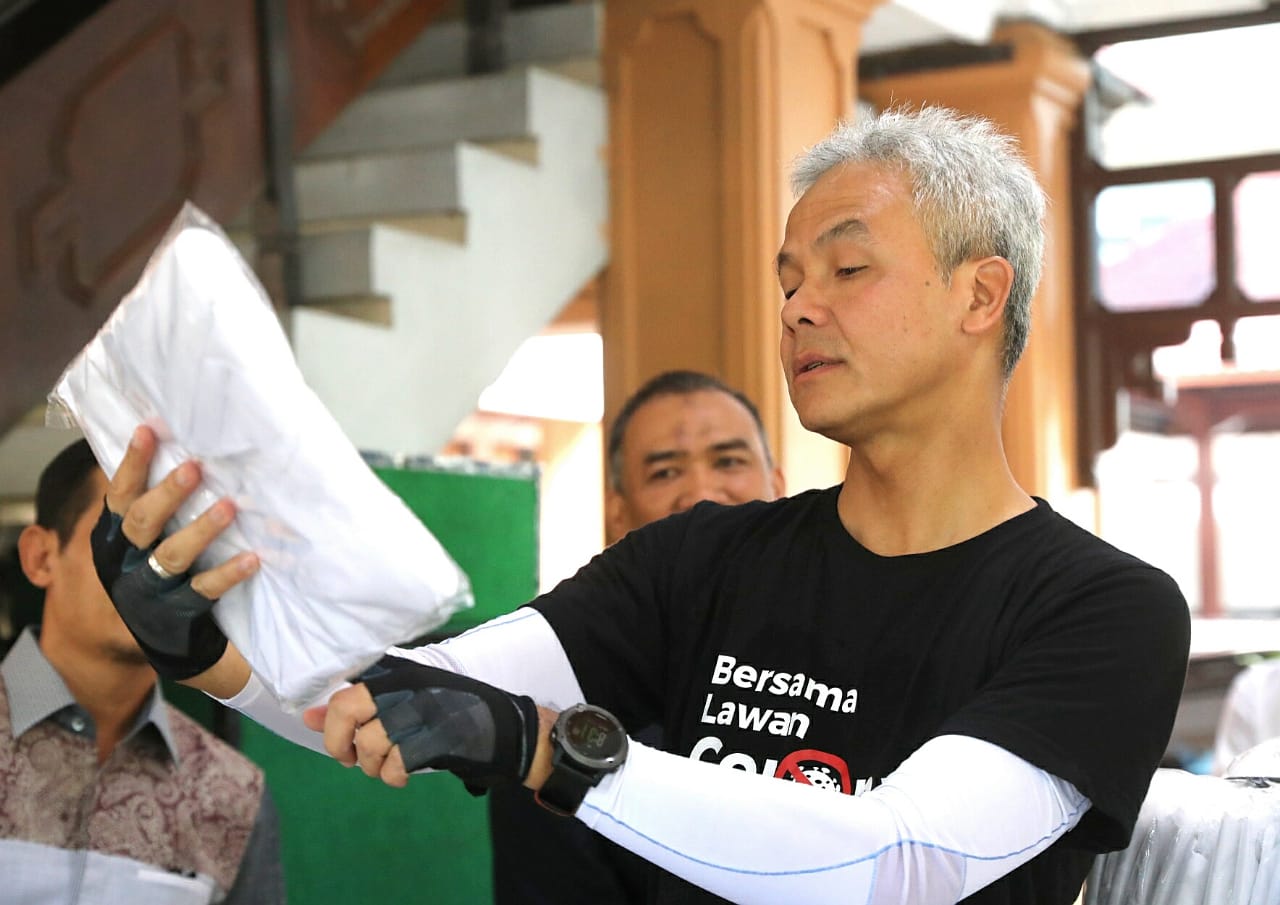 Gubernur Jawa Tengah, Ganjar Pranowo saat mengecek alat pelindung diri buatan RSUD dr Moewardi Solo, Senin (23/3/2020).