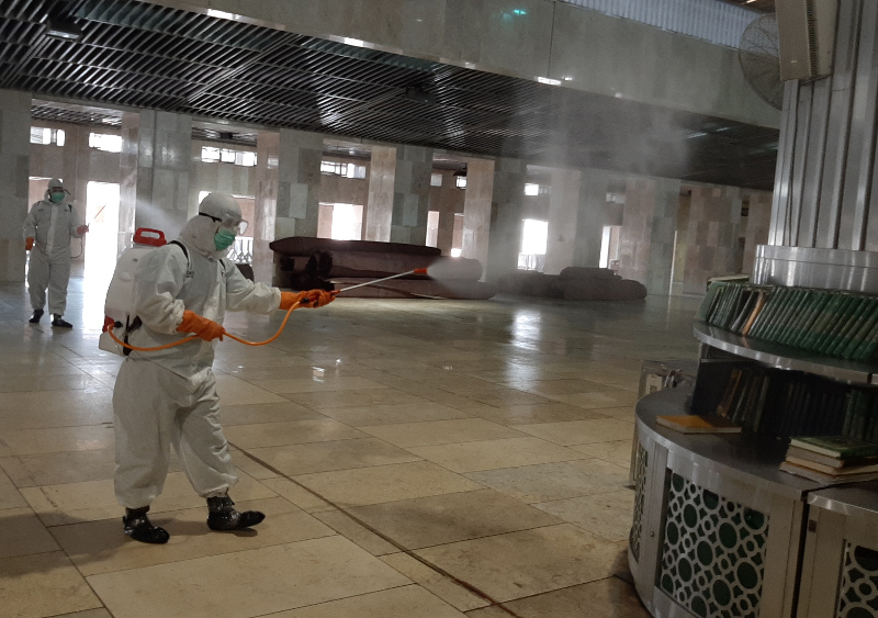 Ilustrasi - Petugas melakukan sterilisasi ruangan.