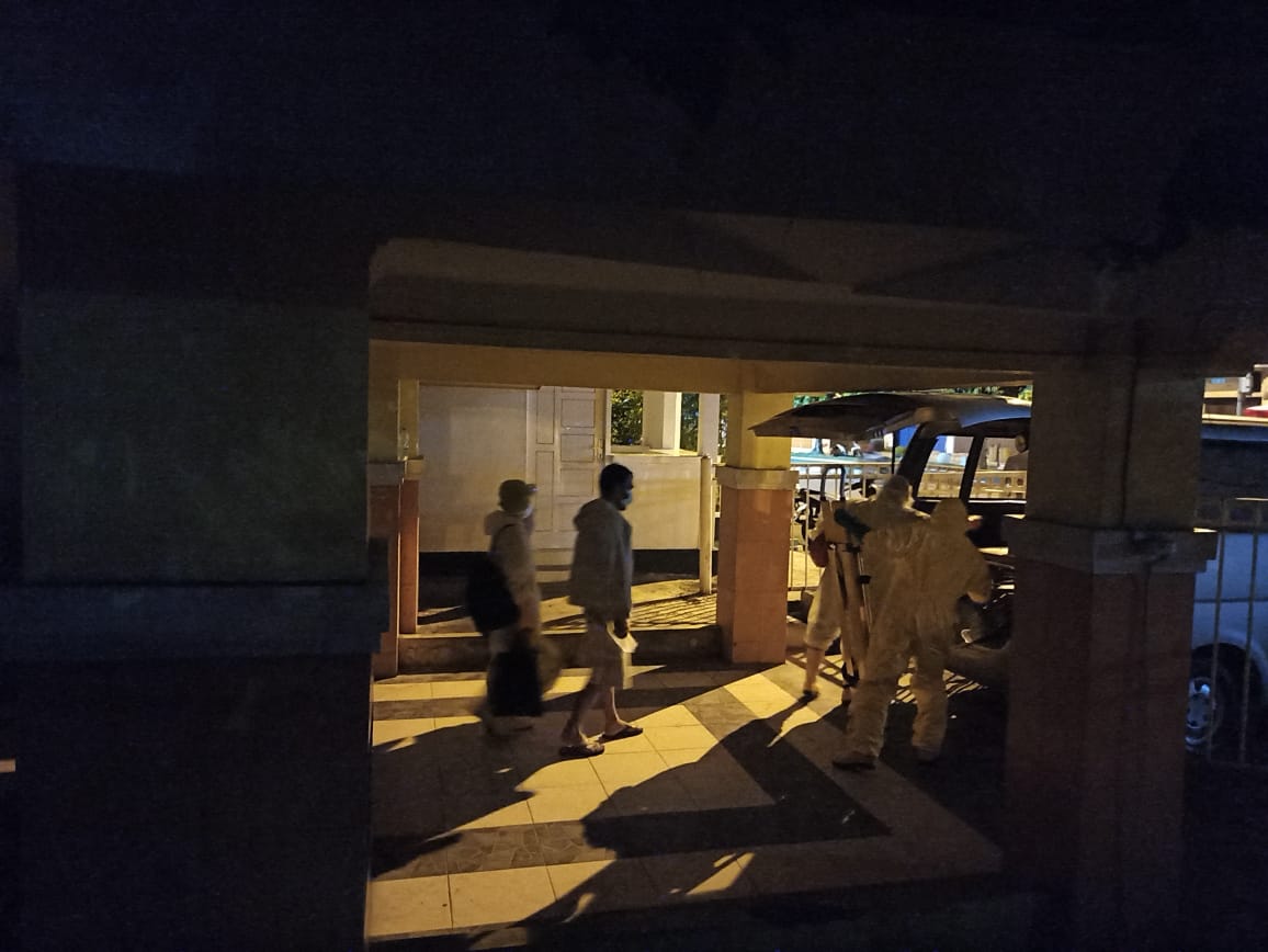 Tim Satgas Covid-19 saat menjemput seorang pasien dalam pengawasan di Pelabuhan residen Halmahera Utara, Malut Kamis (26/3/2020).