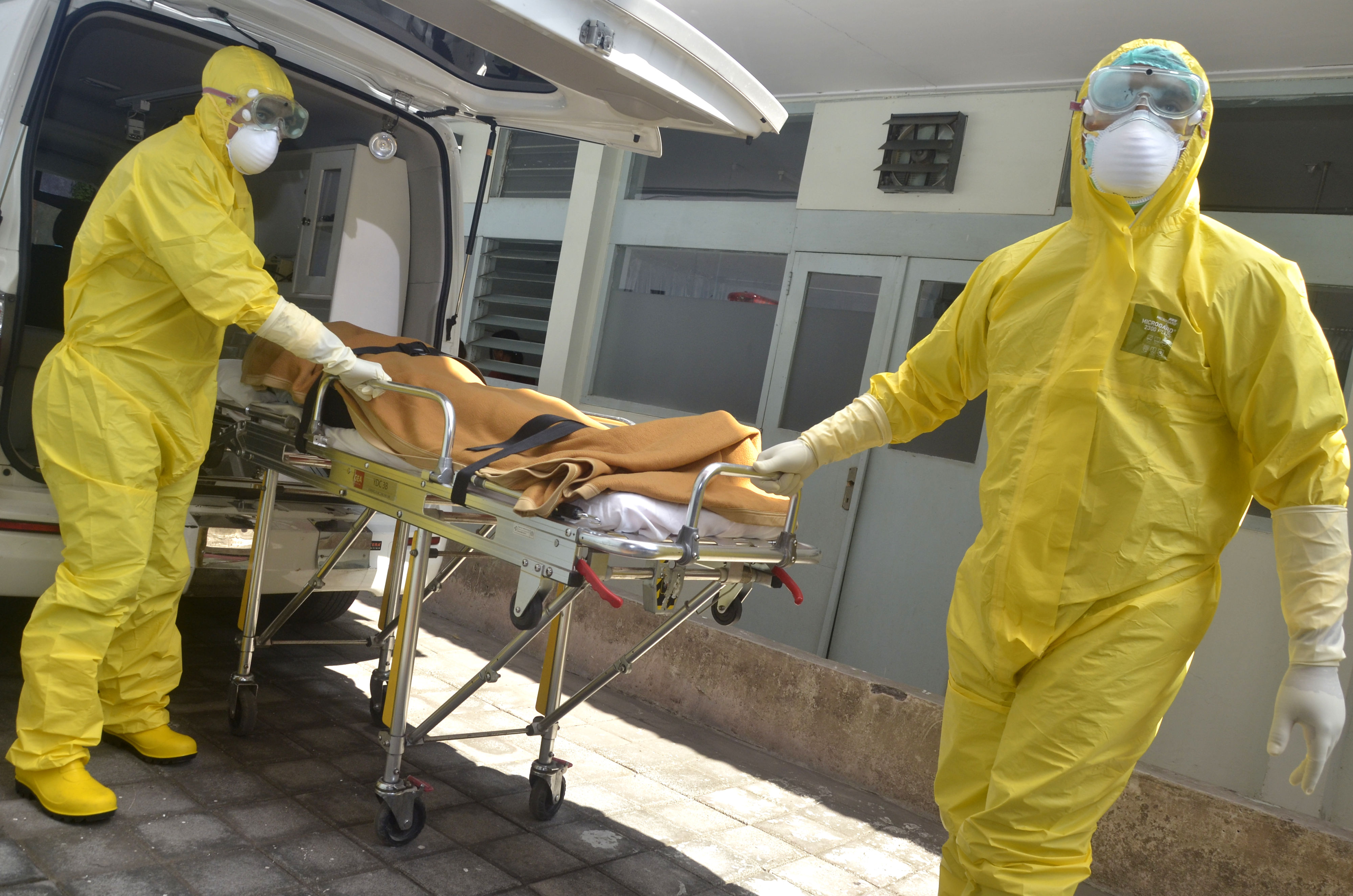 Tim medis melakukan simulasi penanganan pasien virus korona di Rumah Sakit Umum Pusat Sanglah, Denpasar, Bali, beberapa waktu lalu.