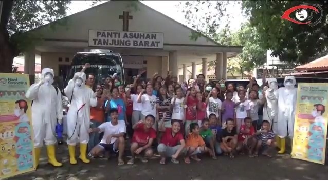 Tim Velox seusai menyemprotkan disinfektan di panti asuhan Pejaten.