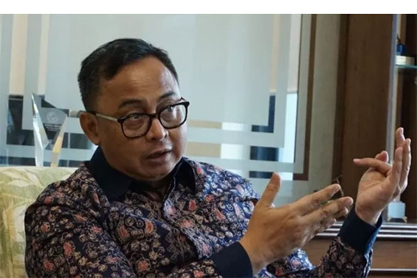  Sekretaris Kementerian Koperasi dan UKM Rully Indrawan 