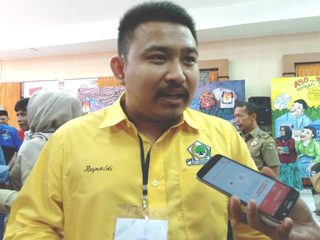 Anggota DPRD Jawa Barat dari Fraksi Partai Golkar, Reynaldi Putra Andita saat memberi keterangan. 