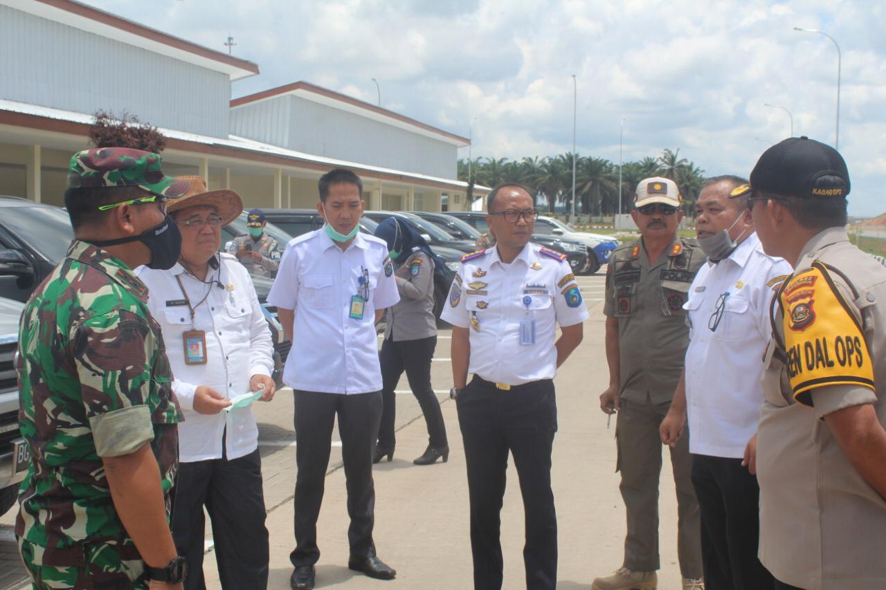 Sekda OKI Husin meninjau upaya pencegahan virus korona di pintu keluar Tol Kayuagung.