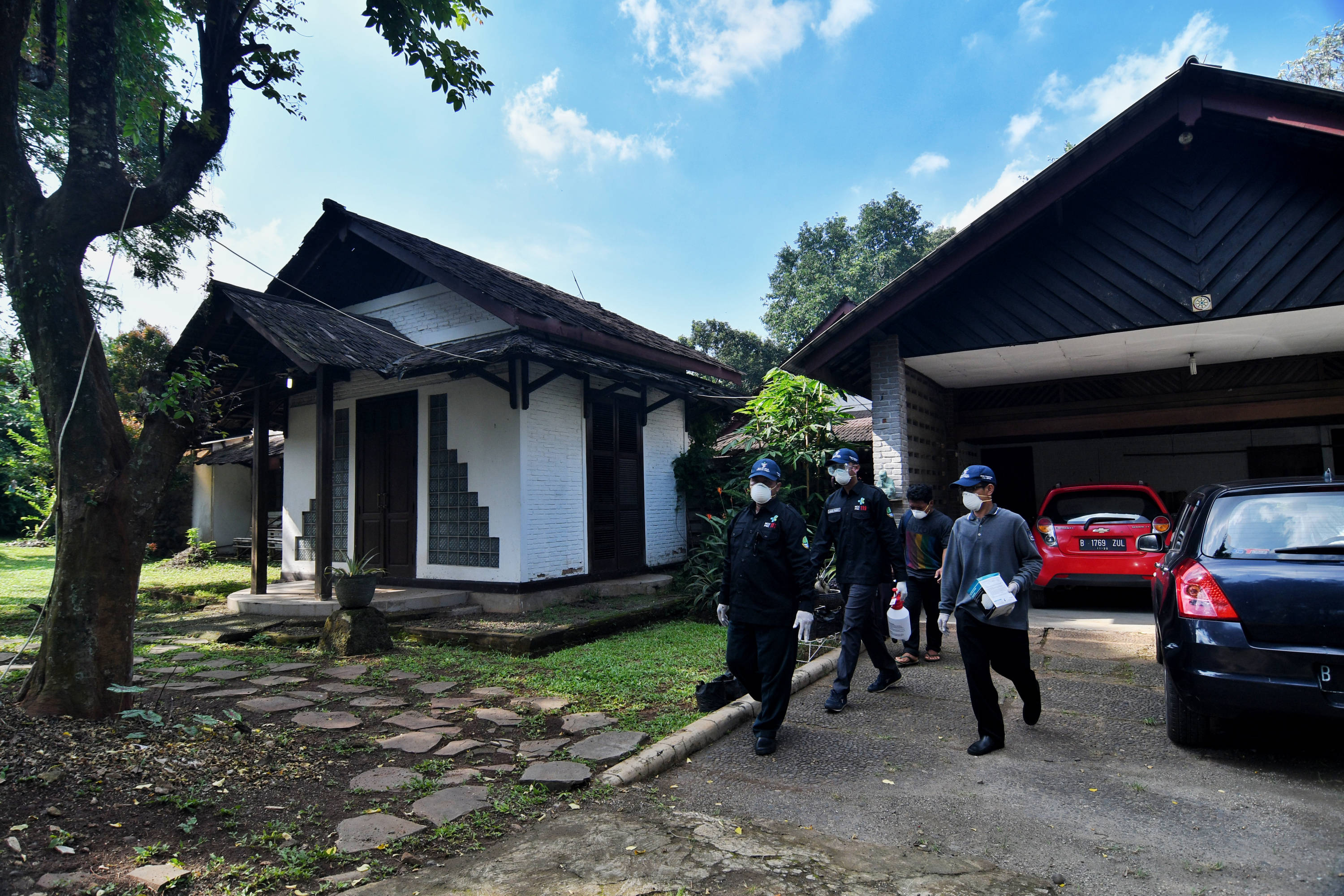 Petugas Dinas Kesehatan Kota Depok melakukan sterilisasi rumah warga terjangkit virus korona, Senin (2/3).
