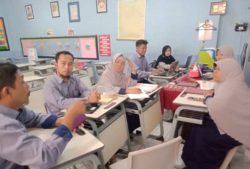 Pengajar Al Azhar Kelapa Gading mempersiapkan Smart Classroom