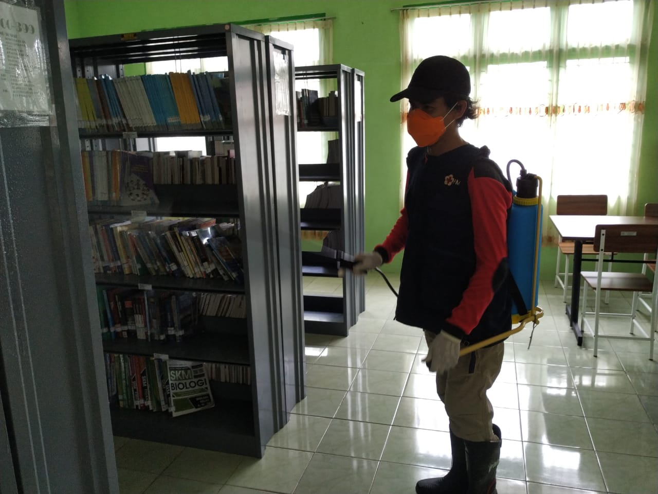 Sekolah di Babel disemprot disinfektan.