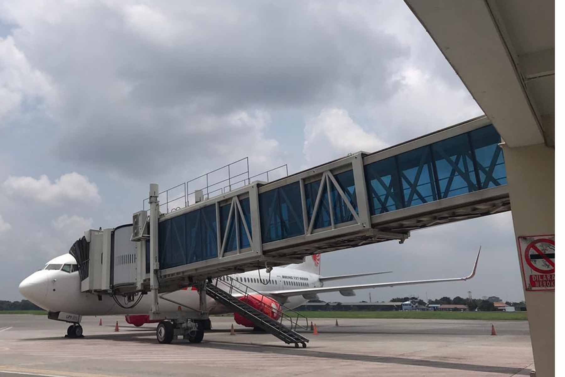 Pesawat sedang parkir di Bandara Adi Soemarmo