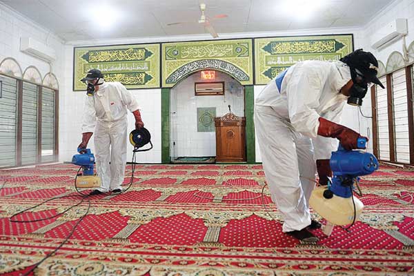 Petugas dari Dewan Masjid Indonesia (DMI) menyemprotkan cairan disinfektan di Masjid Hablul Muttaqin, Jl Pejambon, Gambir, Jakarta Pusat