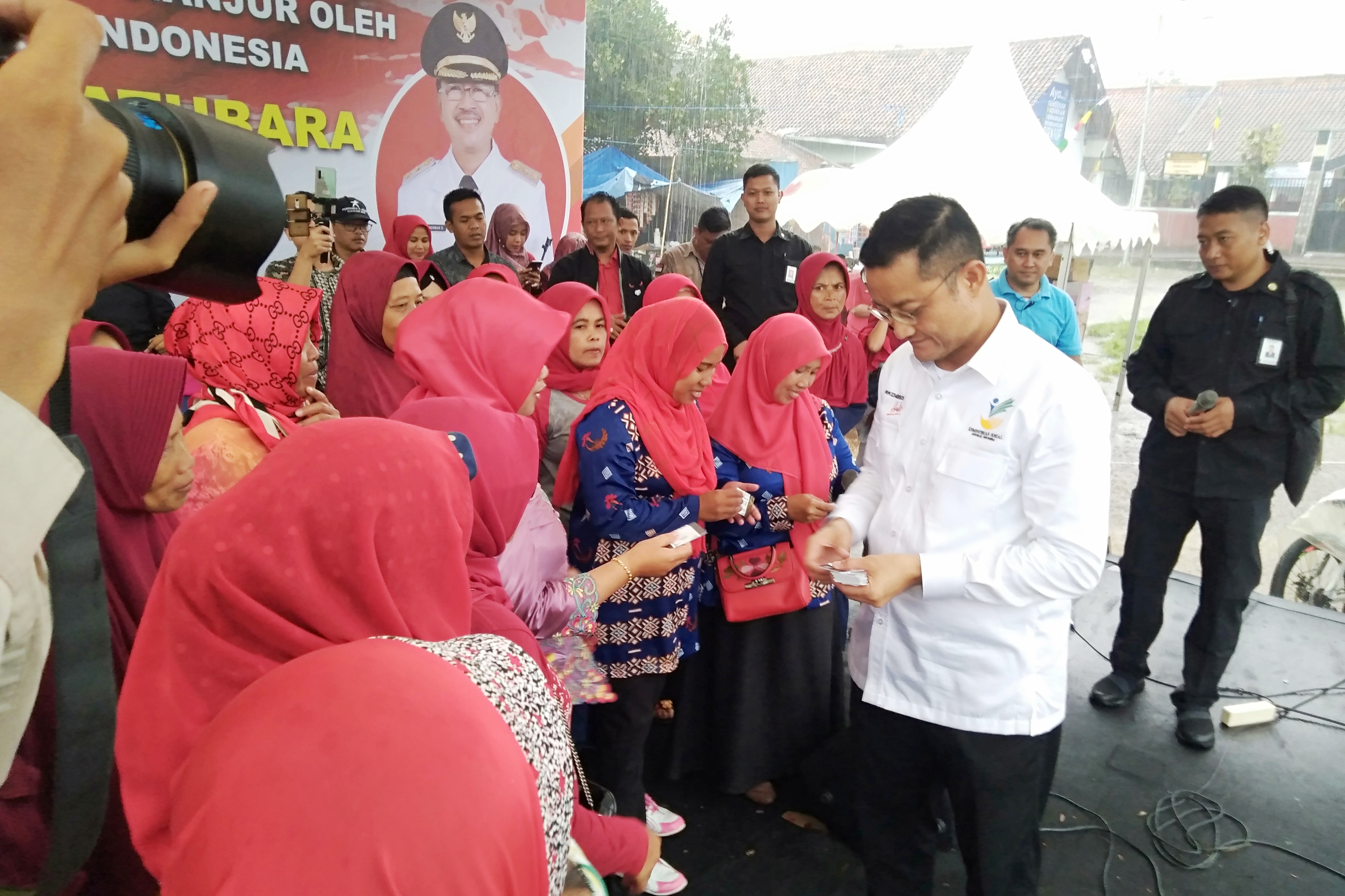 Mensos Juliari P Batubara berinteraksi dengan keluarga penerima manfaat bansos saat digelar launching Program Sembako di Cianjur, Jabar.