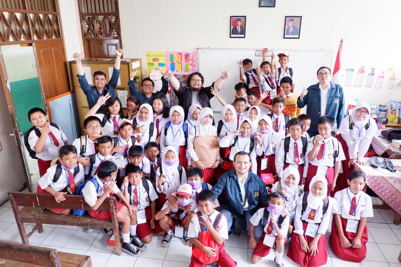 Untuk mencegah penyebaran virus Korona, sejumlah mahasiswa ITB memberikan melakukan sosialisasi kesehatan dan sanitasi kepada para siswa SD.