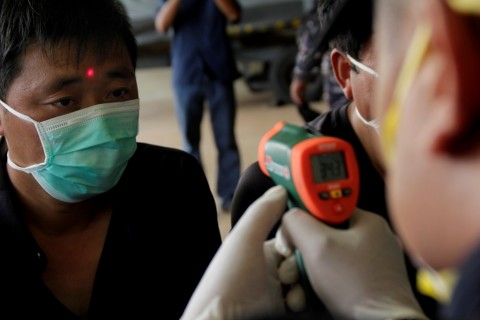Ilustrasi pemeriksaan suhu untuk mengetahui gejala serangan virus korona. 