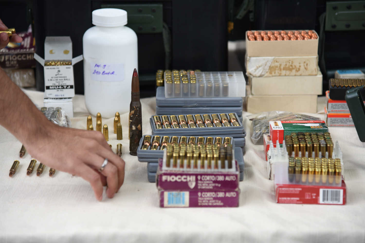  Polres Metro Jakarta Barat bersama Polda Metro Jaya berhasil menangkap enam tersangka dalam kasus senpi ilegal