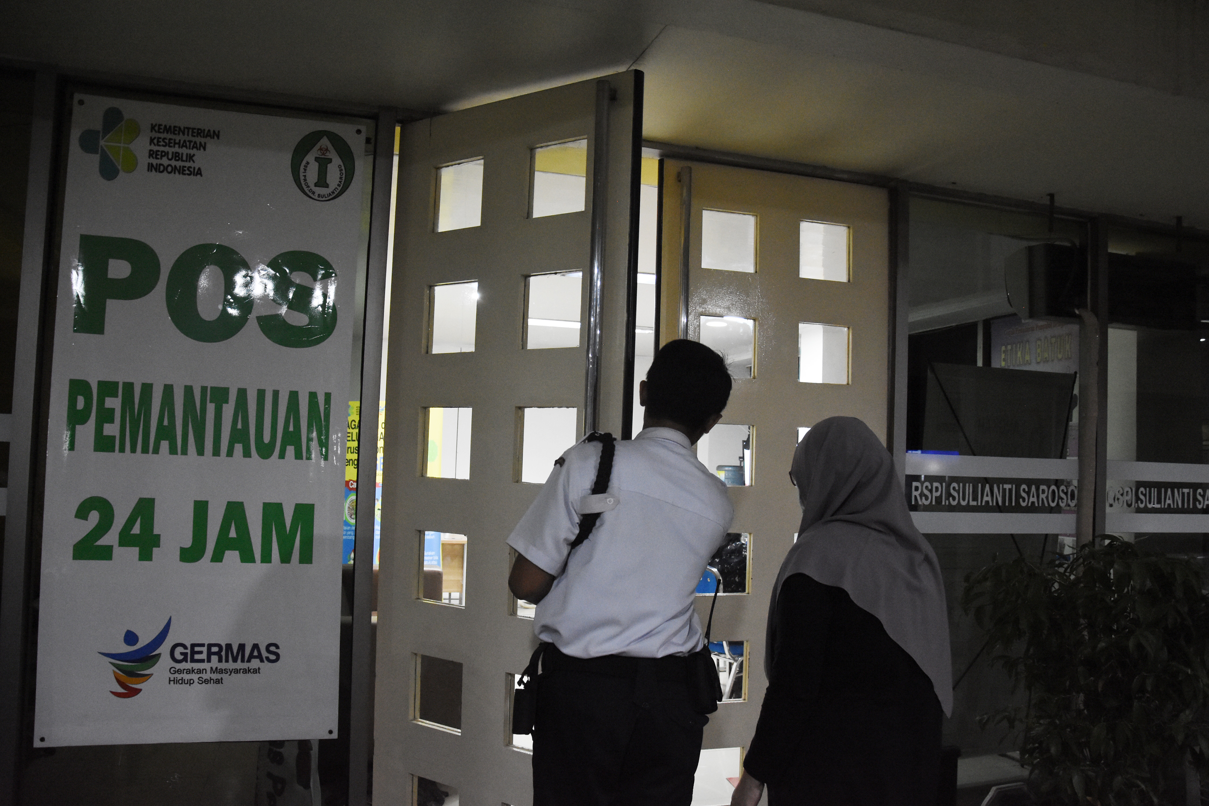 Warga memeriksakan kesehatannya di Pos Pemantauan Virus Corona RSPI Sulianti Saroso, Jakarta Utara.