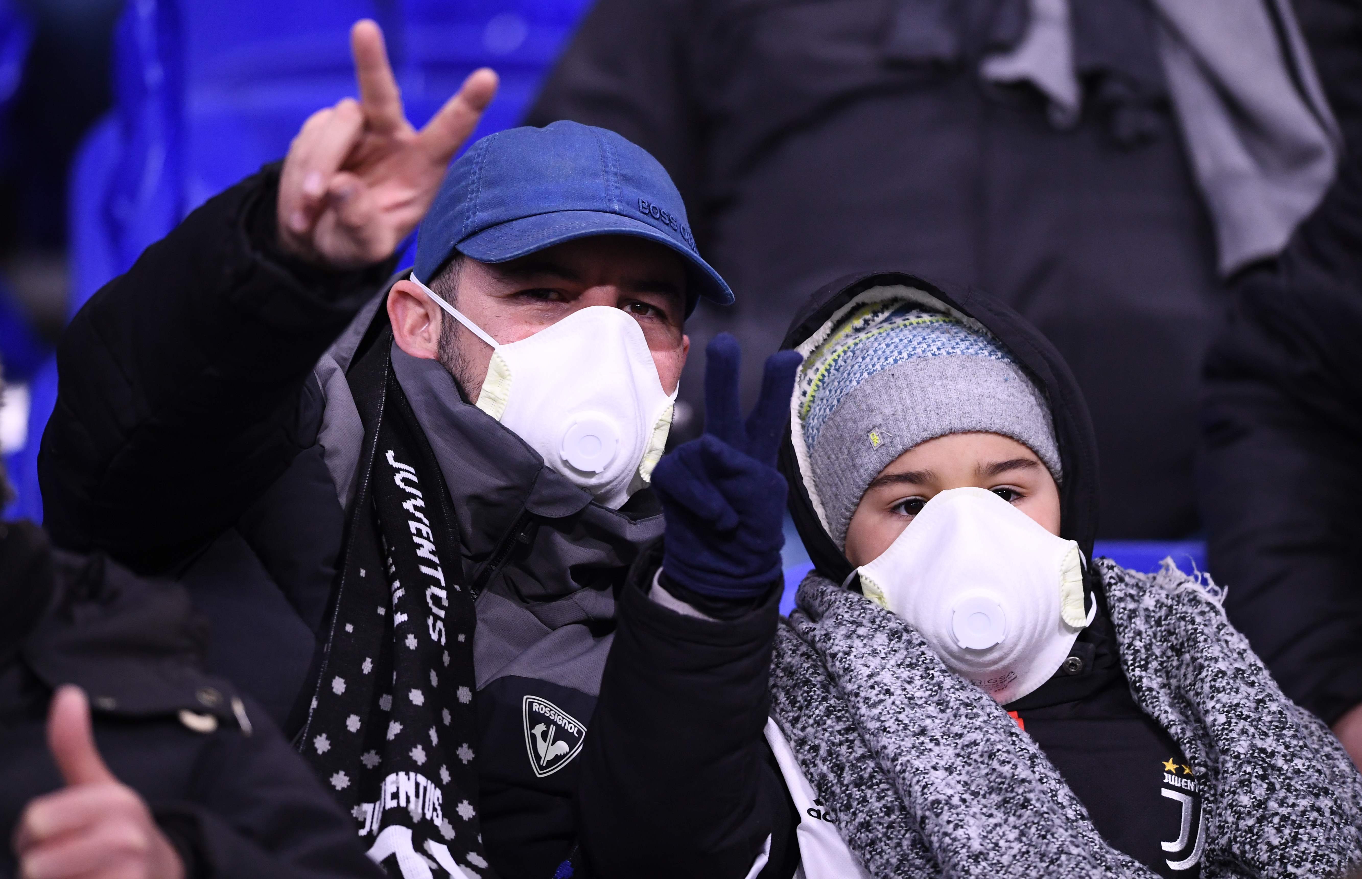 Pendukung Juventus mengenakan masker di Stadion Parc Olympique Lyonnais pada 26 Februari 2020, karena merebaknya virus korona. 