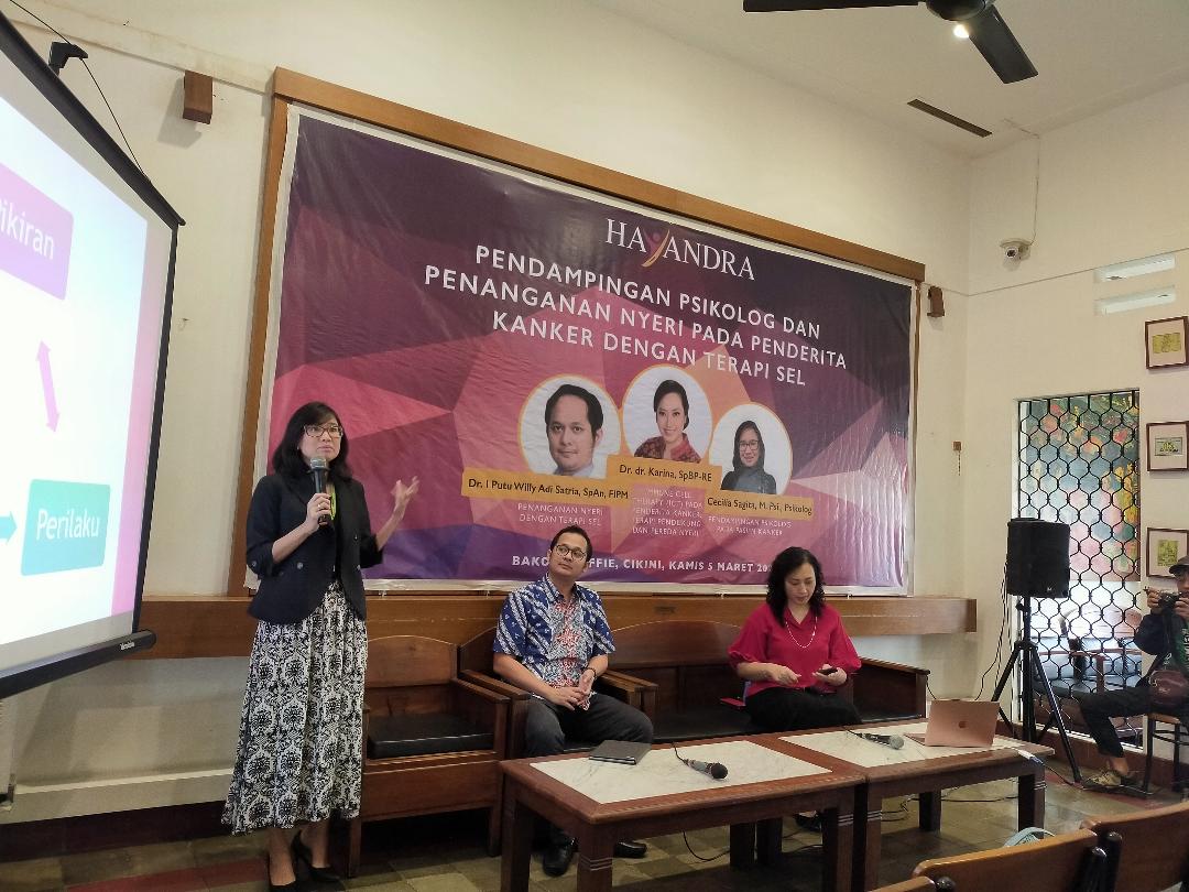 Anggota tim psikolog di Klinik Hayandra, Cecilia Sagita (kiri), tengah memberi penjelasan penanganan pasien kanker.