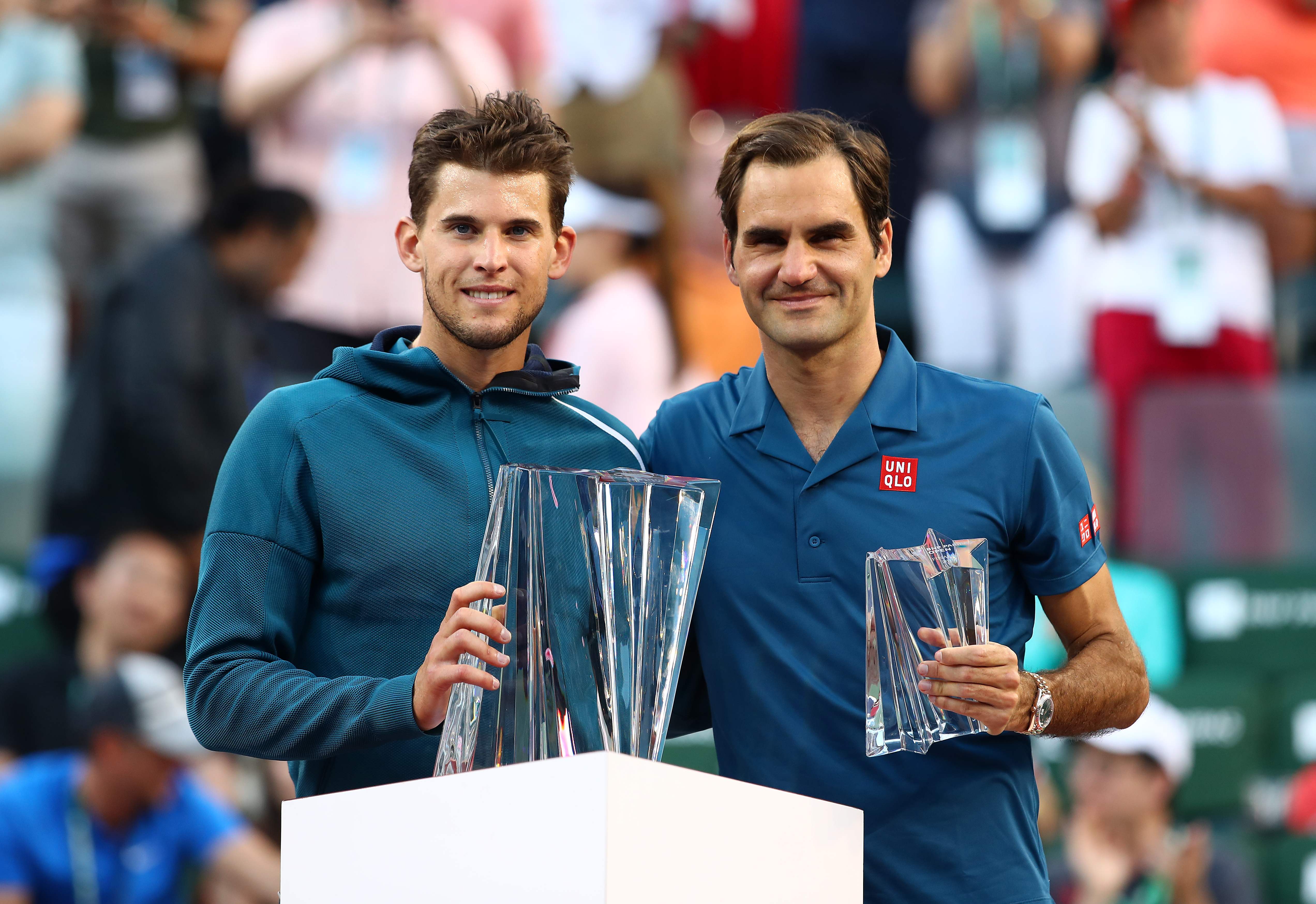 Dominic Thiem (kiri) berpose bersama Roger Federer yang dikalahkannya di laga final BNP Paribas Terbuka di Indian Wells.