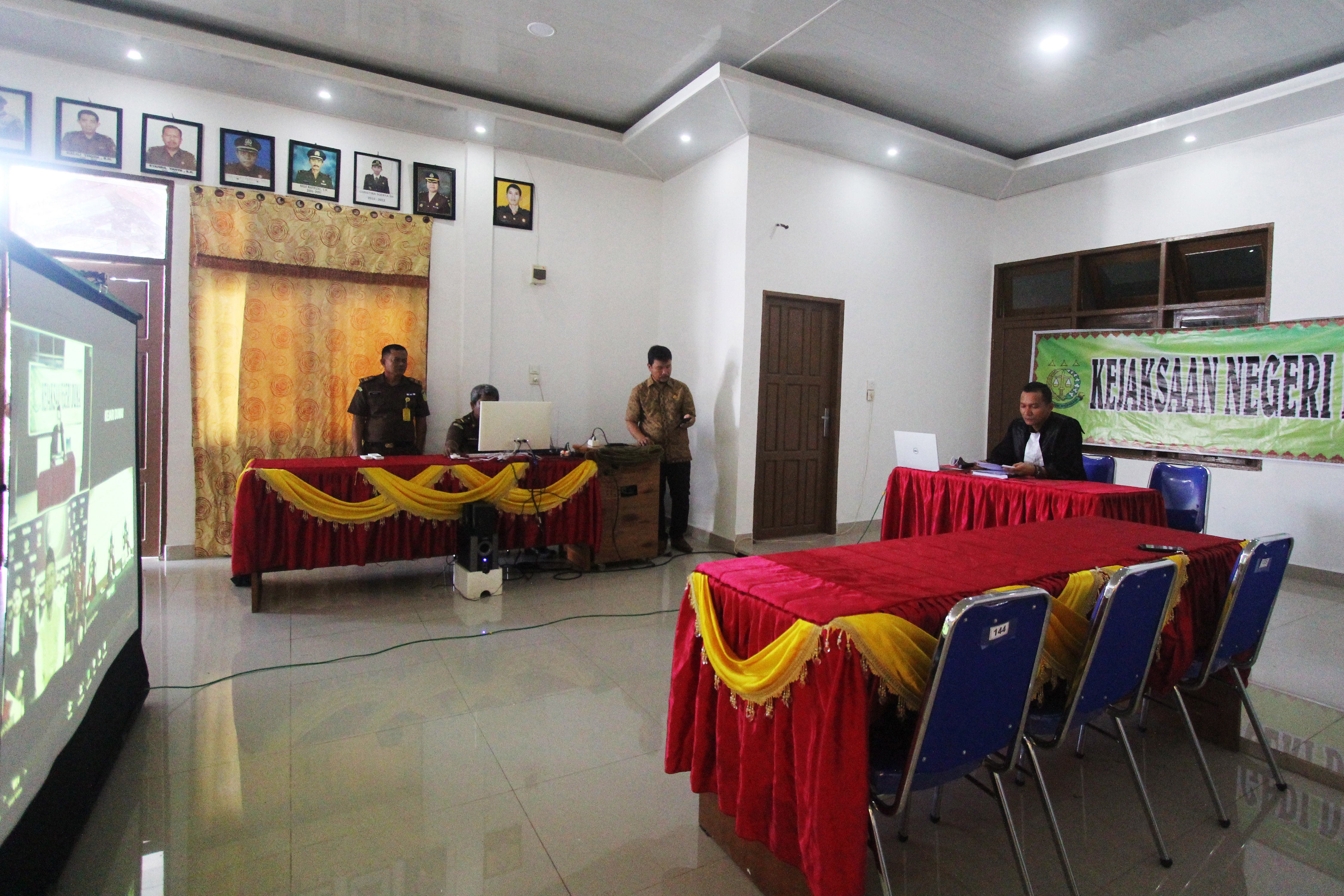 Jaksa penuntut umum (kanan depan) mengikuti persidangan peradilan berbasis elektornik secara lansung (telekonferensi).