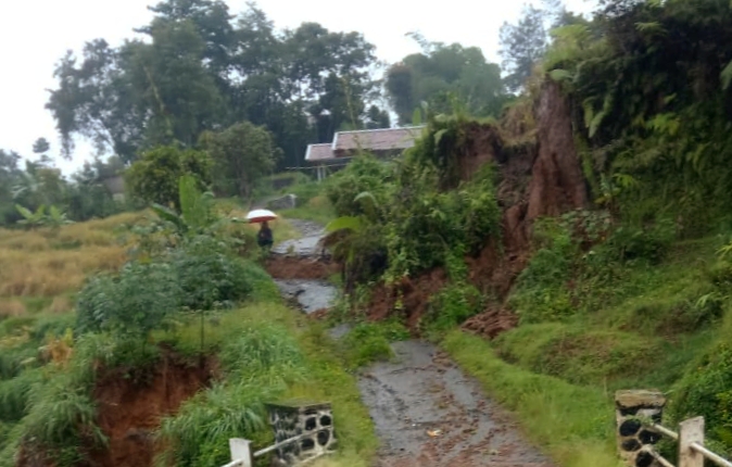  Longsor di kecamatan Gununghalu menyebabkan akses jalan alternatif Kabupaten Bandung Barat menuju Cianjur terputus, Rabu (5/2).