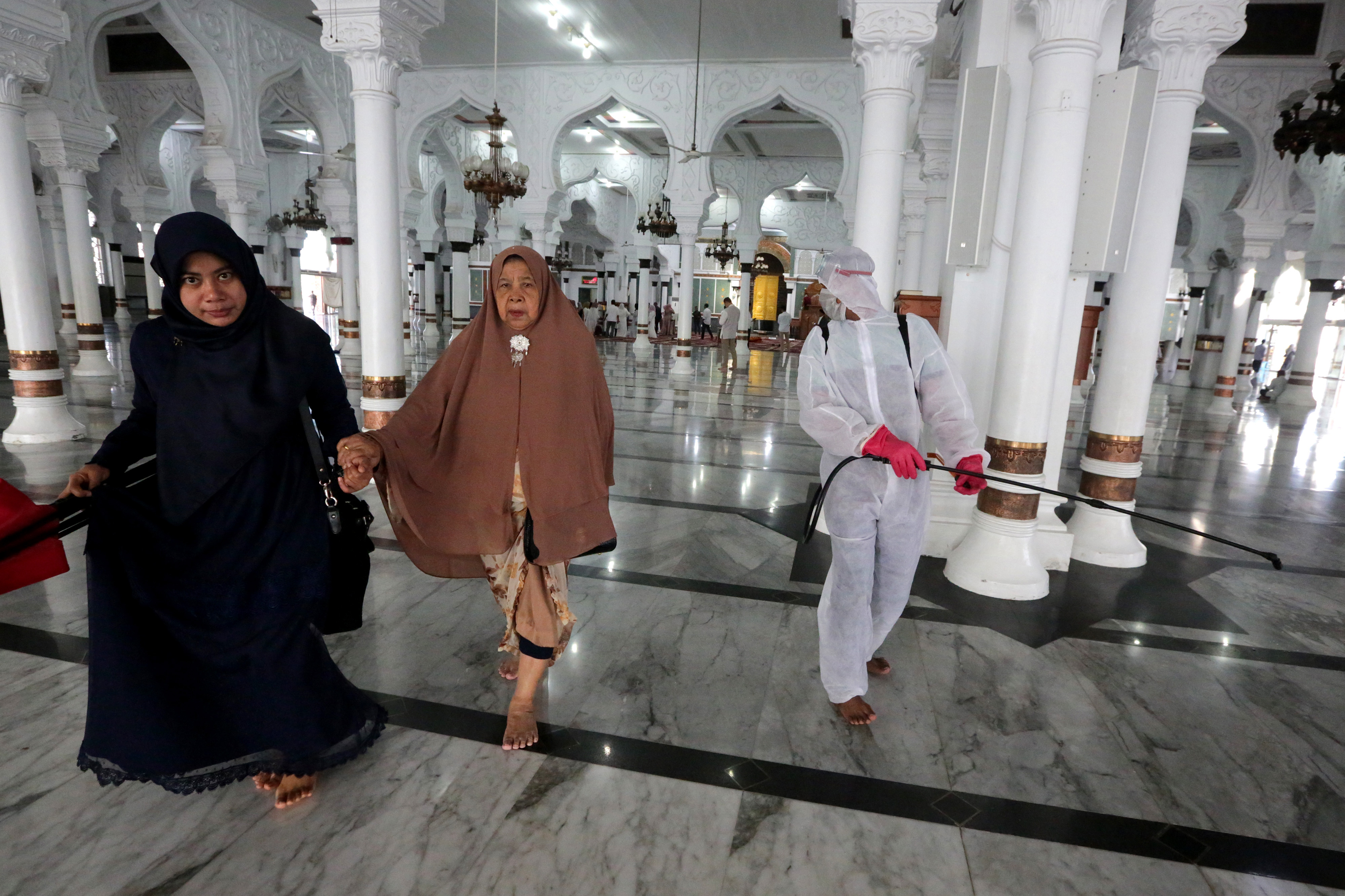 Penyemprotan disinfektan