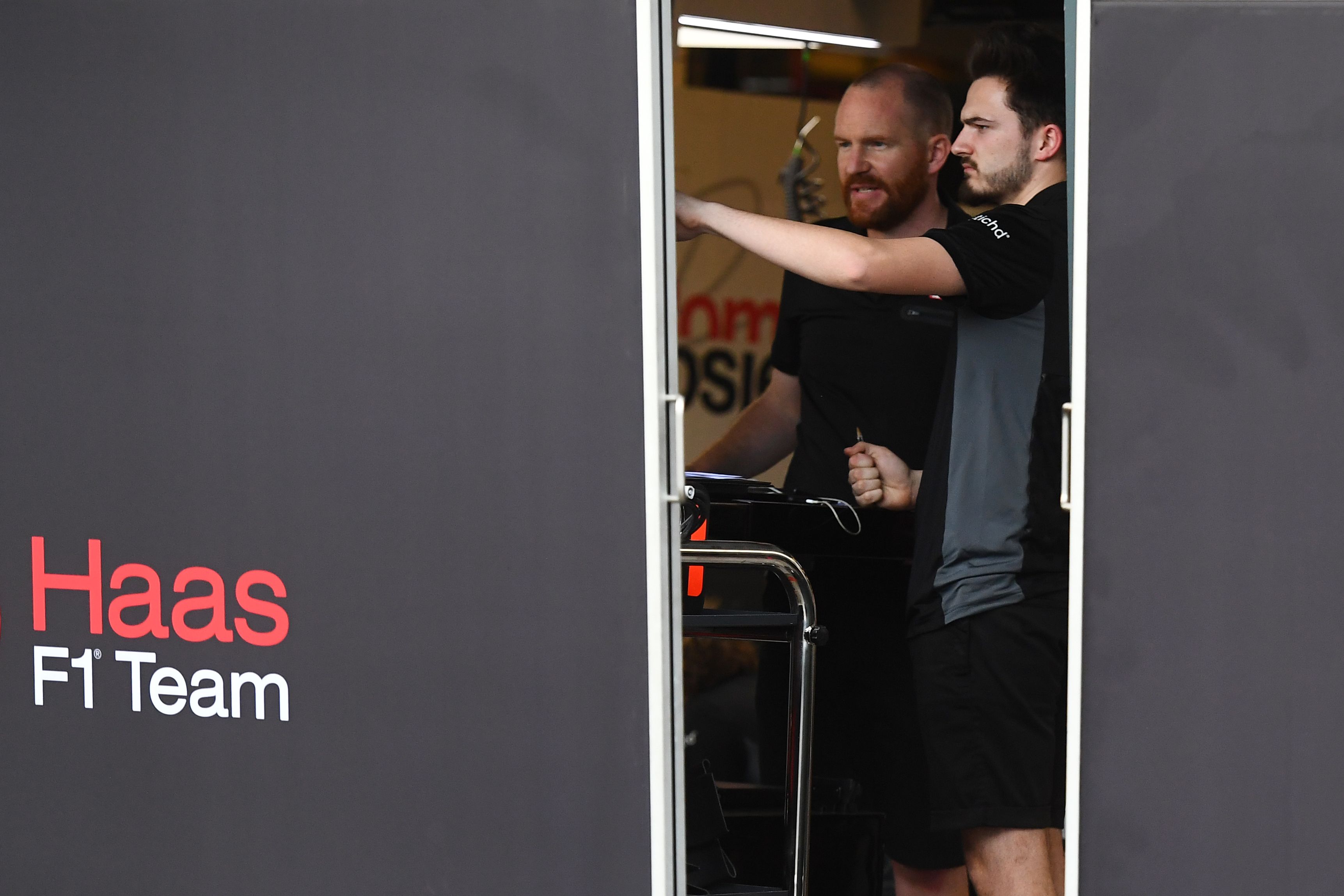 Tiga anggota staf tim Formula 1 (F1) diisolasi untuk dites terkait virus korona