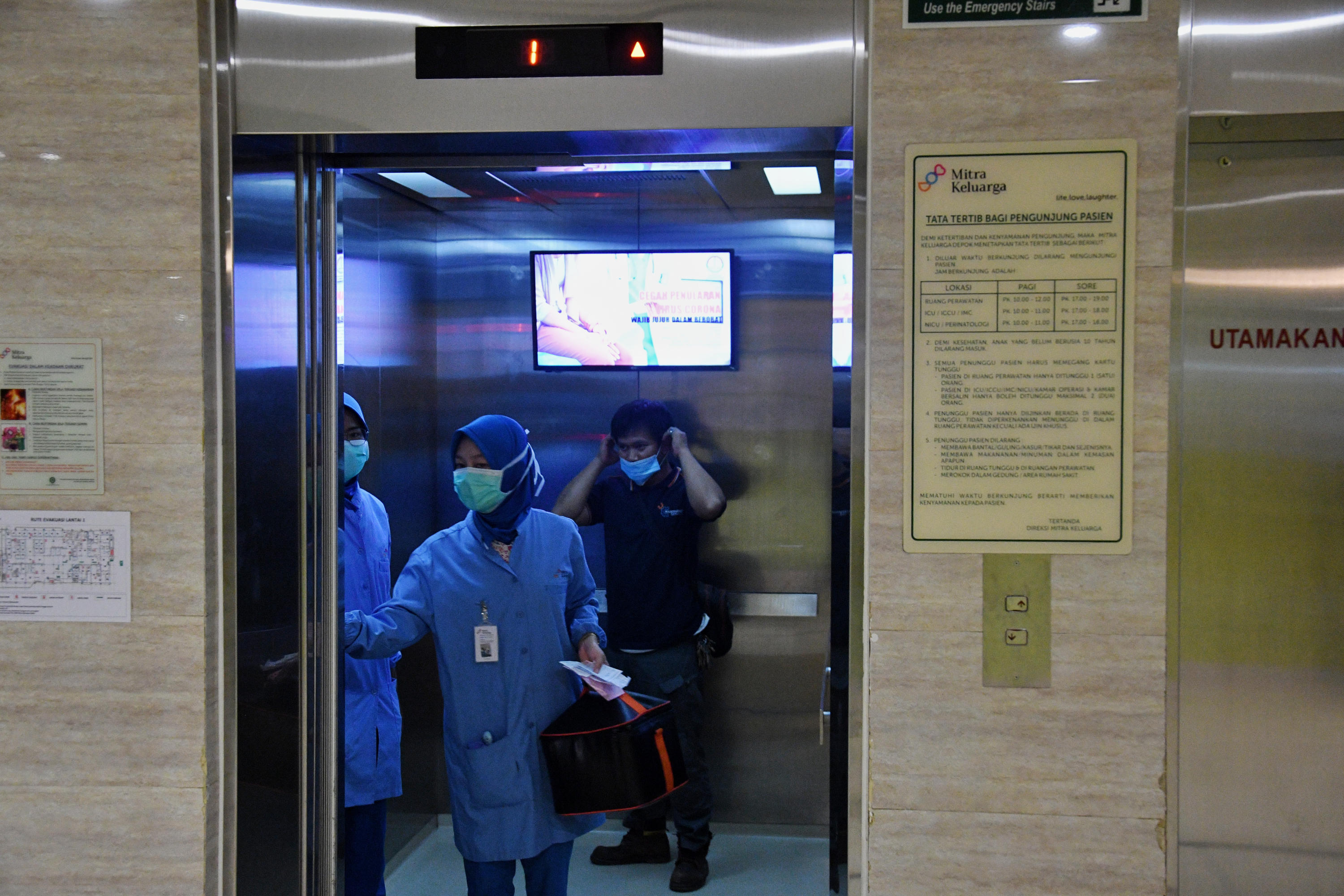 Para pekerja di Rumah Sakit (RS) Mitra Keluarga Depok, Jawa Barat mengenakan masker saat beraktivitas.
