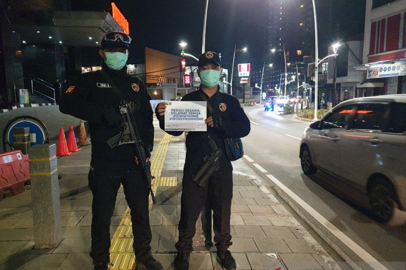 Patroli Polda Metro Jaya untuk terapkan Social Distancing