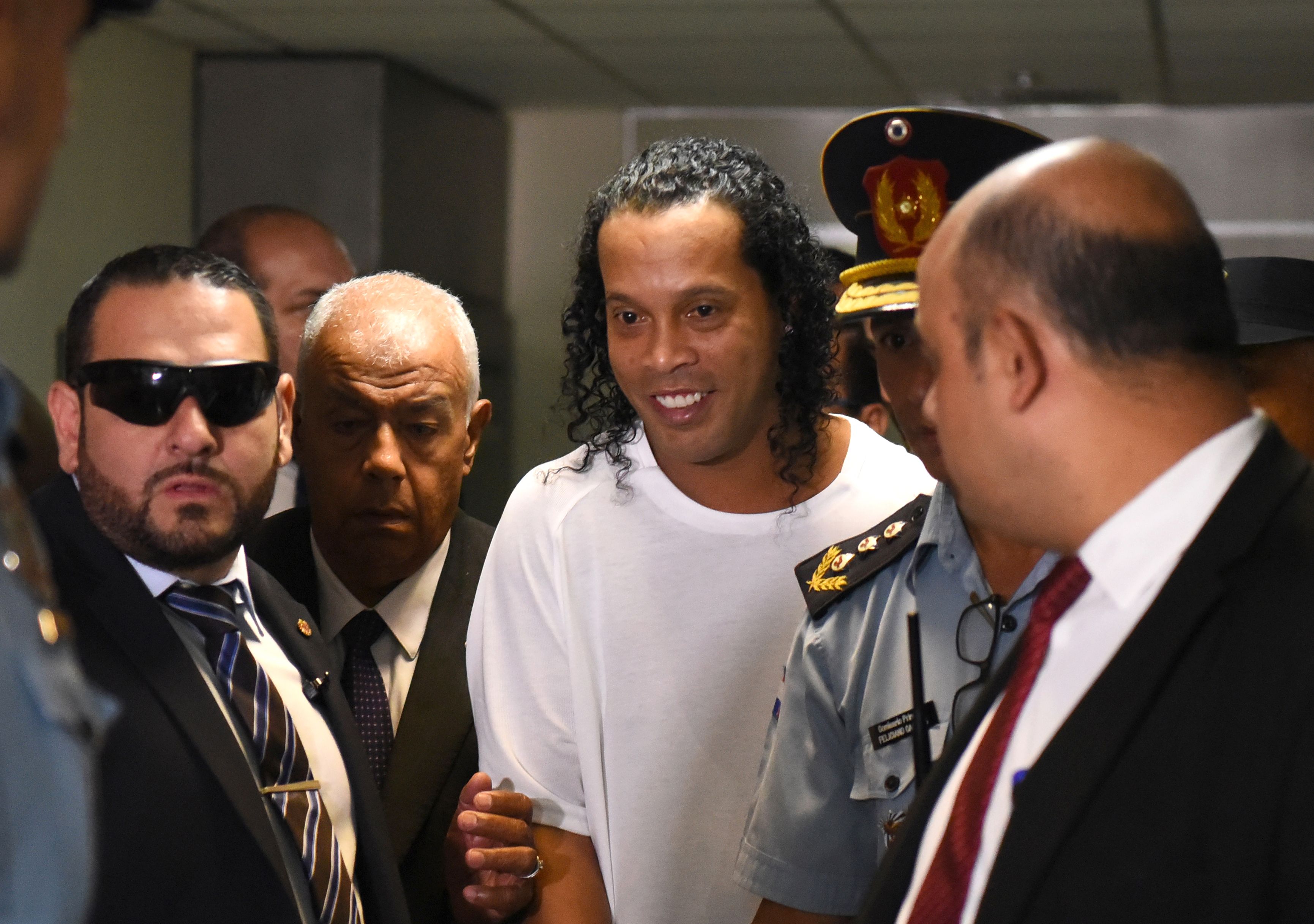 Mantan bintang timnas Brasil Ronaldinho tiba di pengadilan Paraguay.
