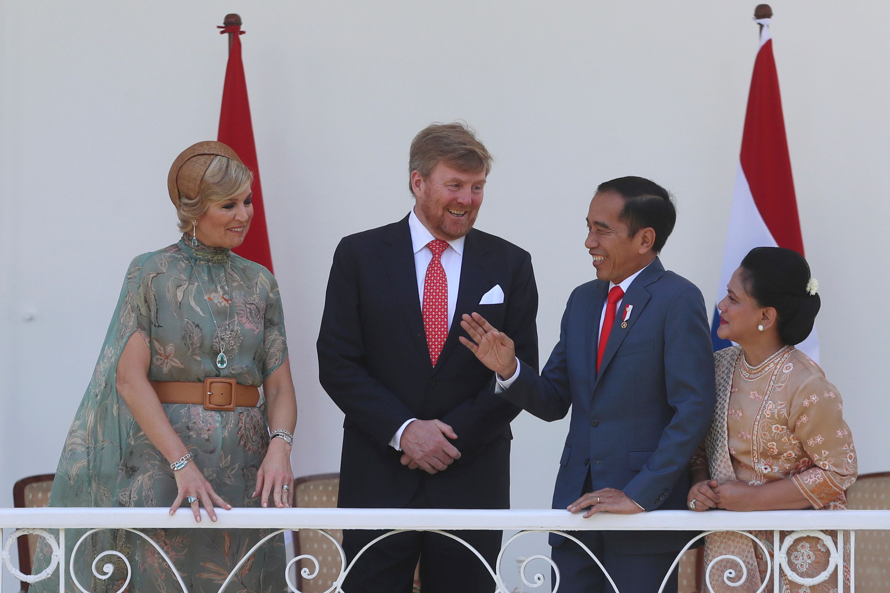 Presiden Joko Widodo (kedua dari kanan) berbincang dengan Raja Belanda Willem-Alexander (kedua dari kiri).
