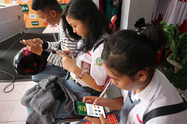 Pelajar menggunakan aplikasi Klassku