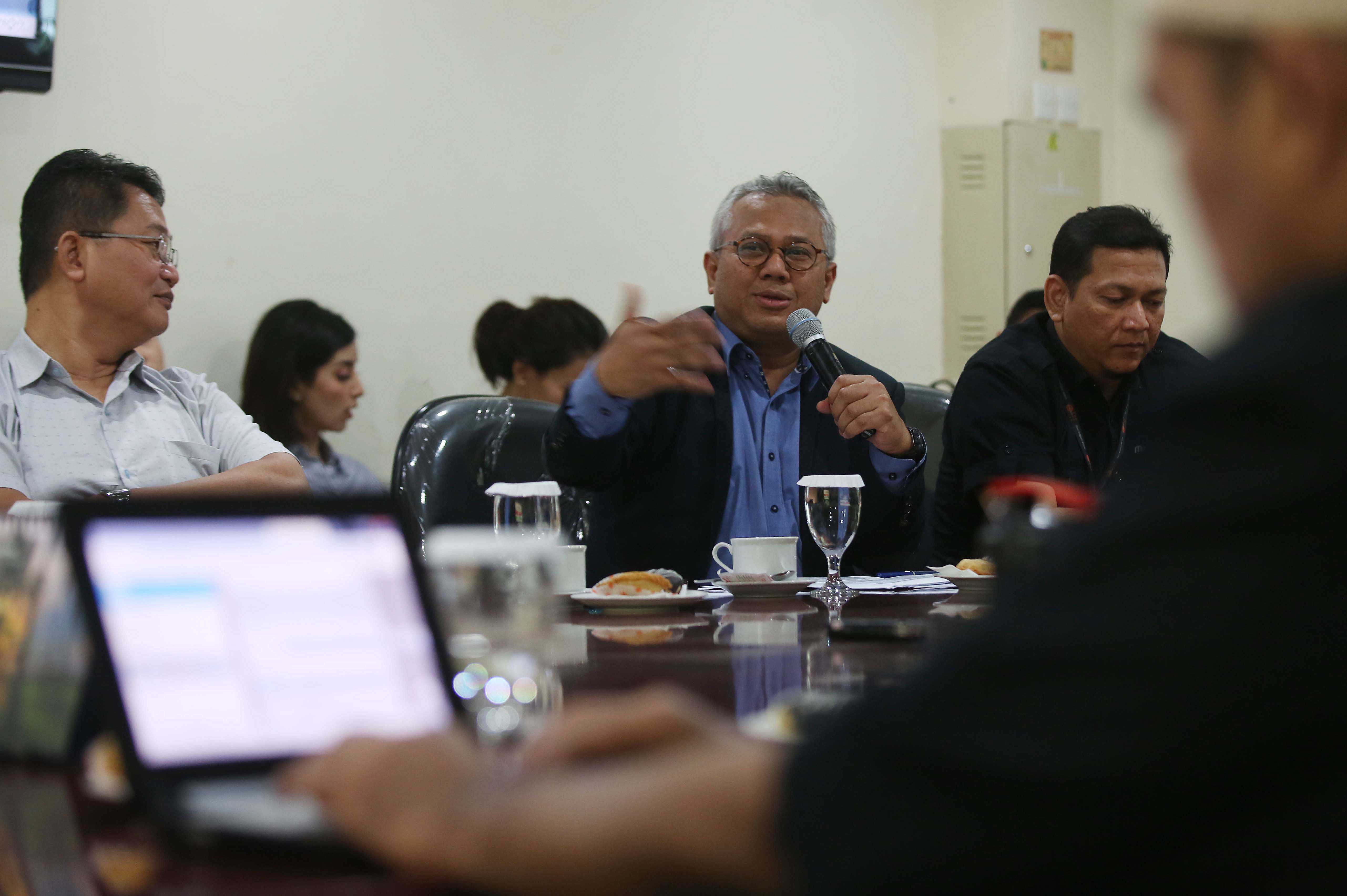 Ketua KPU Arief Budiman (kanan) bersama peneliti SMRC Sirajuddin Abbas menjadi pembicara dalam diskusi Pilkada Serentak.