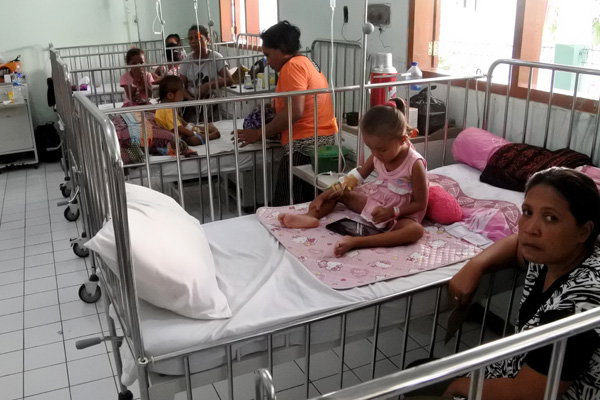 Sejumlah anak mendapat perawatan medis akibat terserang demam berdarah dengue (DBD) di RSUD TC Hillers, Maumere, Kabupaten Sikka, NTT.