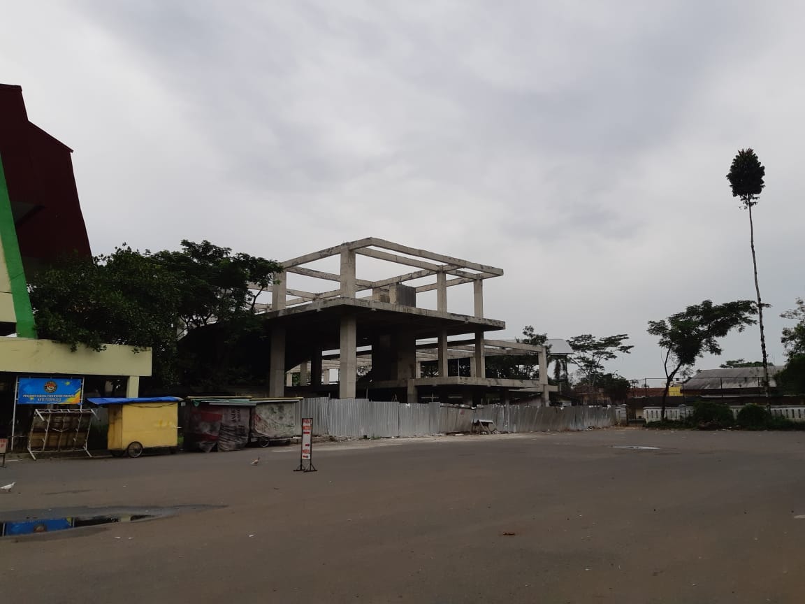 Proyek pembangunan Gedung Creative Center, di Komplek Olahraga Dadaha,Kecamatan Tawang, Kota Tasikmalaya mangkrak.
