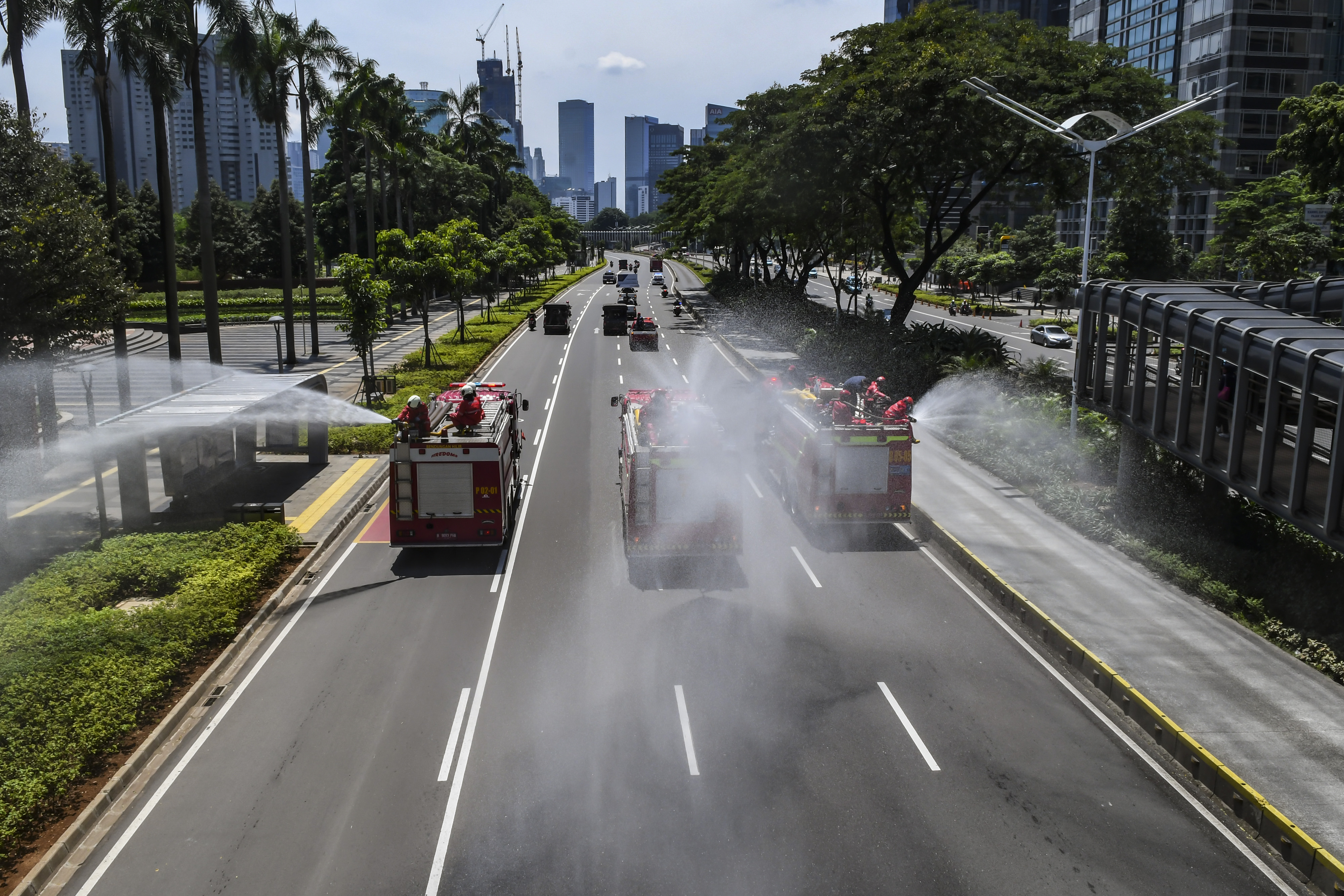 Penyemprotan disinfektan di ruas jalan di Jakarta, beberapa waktu lalu.