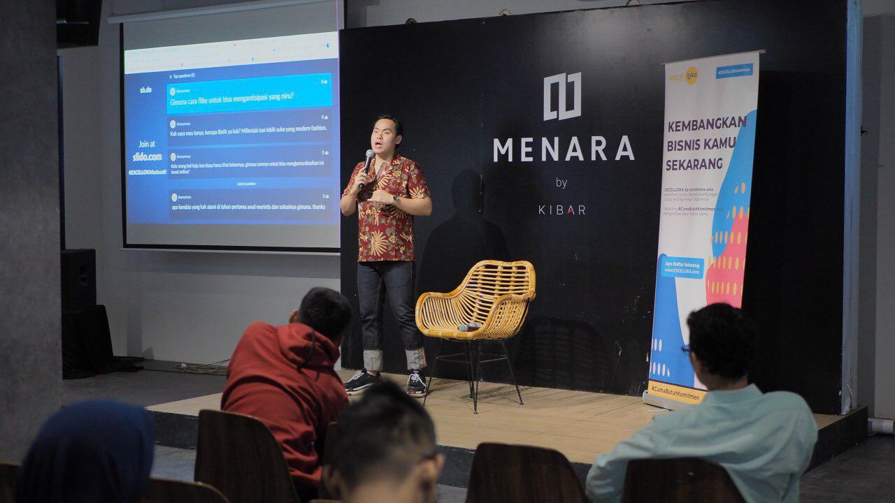 Michael Wirawan mengenalkan batik menjadi pakaian yang modern, dapat digunakan sehari-hari dan cocok bagi para milenial. 